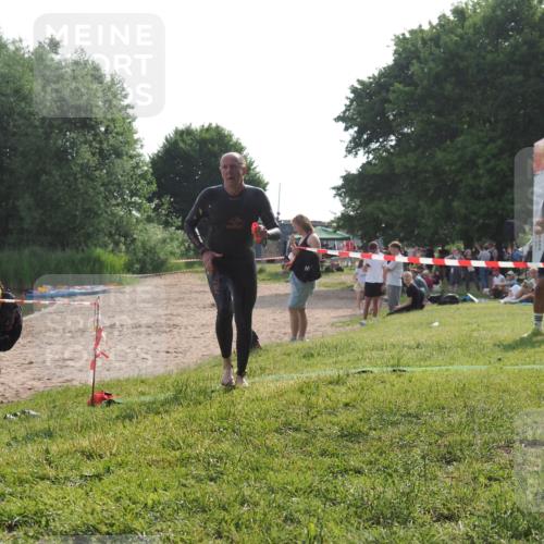 15.06.2025 - 27. Vierlanden-Triathlon KatJ http://msf.ph/oto/7989262 15.06.2025 09:07:12 Schwimmen 231, 251 meine-sportfotos.de
