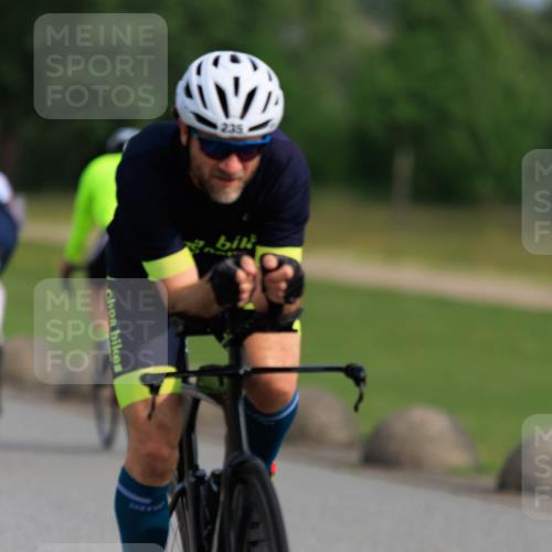 15.06.2025 - 27. Vierlanden-Triathlon H.Heesch http://msf.ph/oto/7989269 15.06.2025 09:33:08 Radfahren 34, 152, 235, 239 meine-sportfotos.de