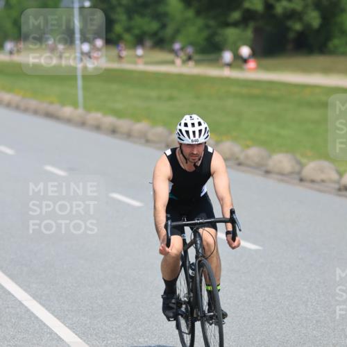21.06.2025 - 27. Vierlanden-Triathlon H.Heesch http://msf.ph/oto/7989273 15.06.2025 11:46:28 Radfahren 640, 694, 805 meine-sportfotos.de