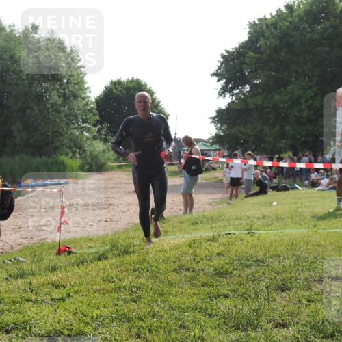 15.06.2025 - 27. Vierlanden-Triathlon KatJ http://msf.ph/oto/7989280 15.06.2025 09:07:12 Schwimmen 231, 251 meine-sportfotos.de
