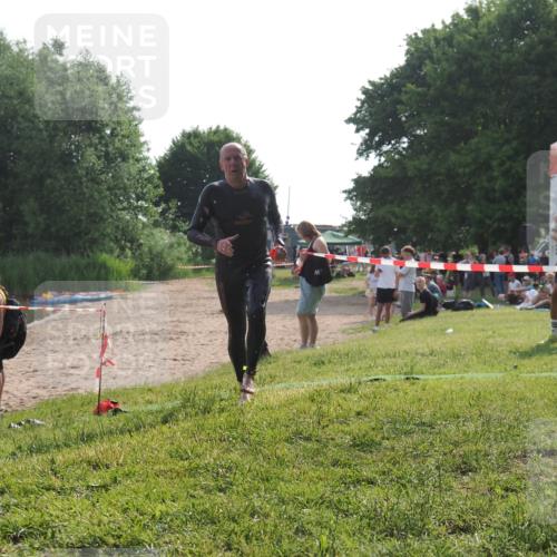 15.06.2025 - 27. Vierlanden-Triathlon KatJ http://msf.ph/oto/7989286 15.06.2025 09:07:12 Schwimmen 231, 251 meine-sportfotos.de