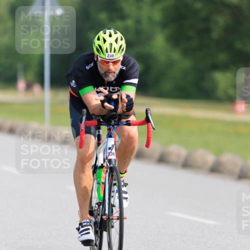 15.06.2025 - 27. Vierlanden-Triathlon H.Heesch http://msf.ph/oto/7989294 15.06.2025 09:34:06 Radfahren 236 meine-sportfotos.de