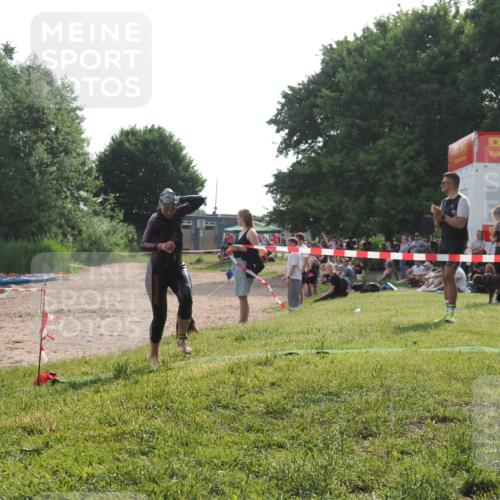 15.06.2025 - 27. Vierlanden-Triathlon KatJ http://msf.ph/oto/7989344 15.06.2025 09:08:38 Schwimmen 226 meine-sportfotos.de