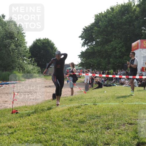 15.06.2025 - 27. Vierlanden-Triathlon KatJ http://msf.ph/oto/7989373 15.06.2025 09:08:38 Schwimmen 226 meine-sportfotos.de