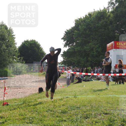 15.06.2025 - 27. Vierlanden-Triathlon KatJ http://msf.ph/oto/7989395 15.06.2025 09:08:39 Schwimmen 226 meine-sportfotos.de