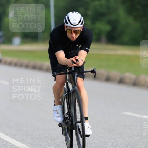 15.06.2025 - 27. Vierlanden-Triathlon H.Heesch http://msf.ph/oto/7989431 15.06.2025 09:37:33 Radfahren 16, 25, 32, 133, 157, 207 meine-sportfotos.de