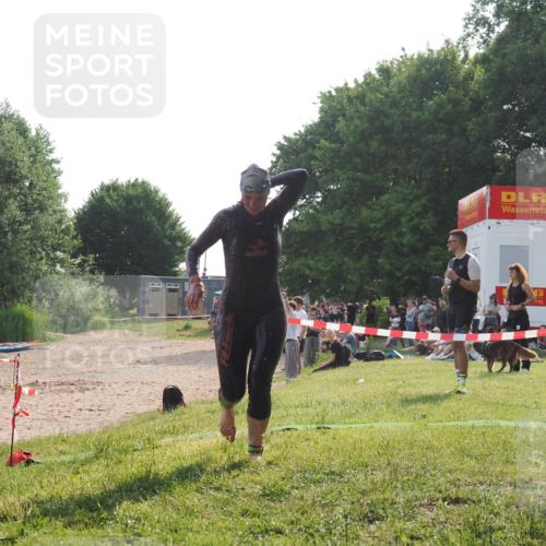 15.06.2025 - 27. Vierlanden-Triathlon KatJ http://msf.ph/oto/7989442 15.06.2025 09:08:39 Schwimmen 226 meine-sportfotos.de