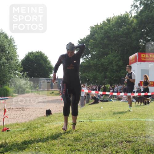 15.06.2025 - 27. Vierlanden-Triathlon KatJ http://msf.ph/oto/7989455 15.06.2025 09:08:40 Schwimmen 226 meine-sportfotos.de