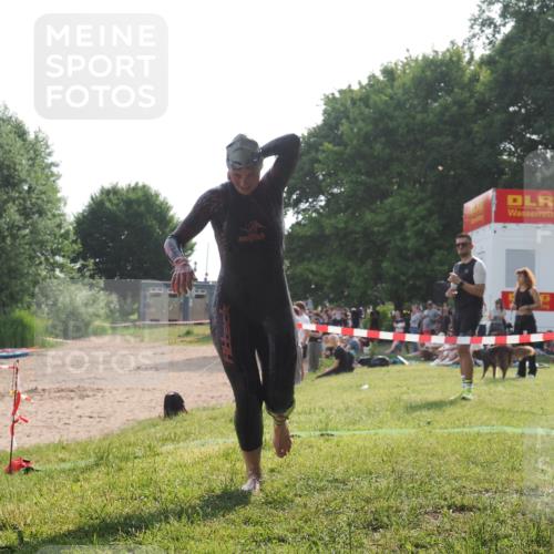 15.06.2025 - 27. Vierlanden-Triathlon KatJ http://msf.ph/oto/7989478 15.06.2025 09:08:40 Schwimmen 226 meine-sportfotos.de