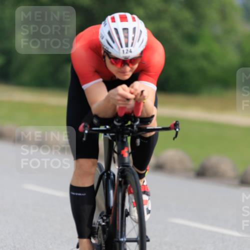 15.06.2025 - 27. Vierlanden-Triathlon H.Heesch http://msf.ph/oto/7989512 15.06.2025 09:38:34 Radfahren 4, 123, 124, 232, 235 meine-sportfotos.de