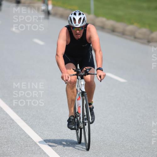 21.06.2025 - 27. Vierlanden-Triathlon H.Heesch http://msf.ph/oto/7989526 15.06.2025 11:47:17 Radfahren 717, 787 meine-sportfotos.de