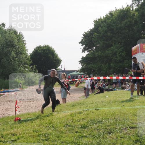 15.06.2025 - 27. Vierlanden-Triathlon KatJ http://msf.ph/oto/7989545 15.06.2025 09:09:00 Schwimmen 199, 204 meine-sportfotos.de