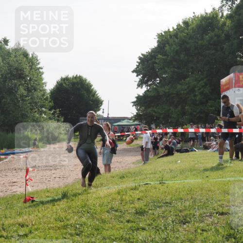 15.06.2025 - 27. Vierlanden-Triathlon KatJ http://msf.ph/oto/7989556 15.06.2025 09:09:00 Schwimmen 199, 204 meine-sportfotos.de