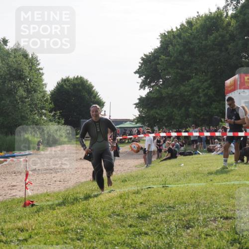 15.06.2025 - 27. Vierlanden-Triathlon KatJ http://msf.ph/oto/7989593 15.06.2025 09:09:00 Schwimmen 199, 204 meine-sportfotos.de