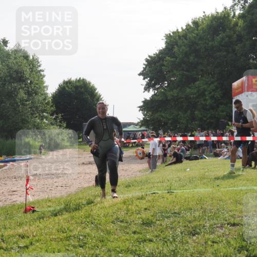 15.06.2025 - 27. Vierlanden-Triathlon KatJ http://msf.ph/oto/7989608 15.06.2025 09:09:00 Schwimmen 199, 204 meine-sportfotos.de