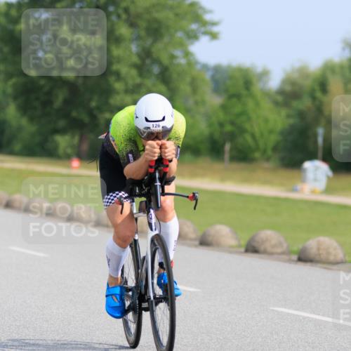 15.06.2025 - 27. Vierlanden-Triathlon H.Heesch http://msf.ph/oto/7989618 15.06.2025 09:41:38 Radfahren 126, 238 meine-sportfotos.de