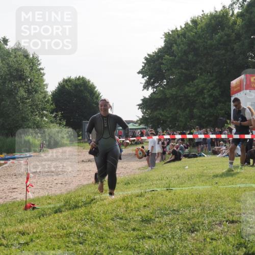 15.06.2025 - 27. Vierlanden-Triathlon KatJ http://msf.ph/oto/7989621 15.06.2025 09:09:00 Schwimmen 199, 204 meine-sportfotos.de
