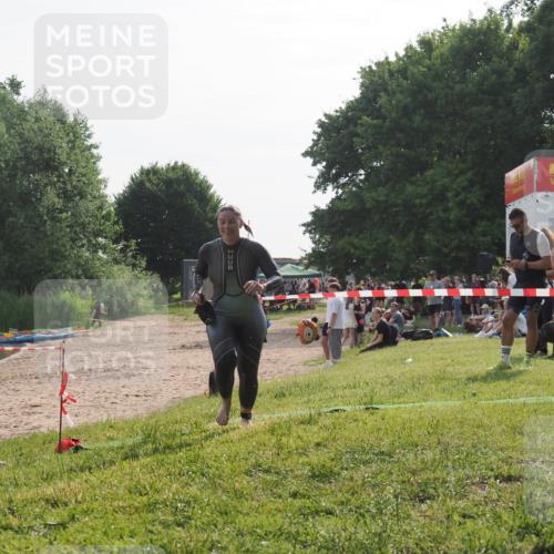 15.06.2025 - 27. Vierlanden-Triathlon KatJ http://msf.ph/oto/7989631 15.06.2025 09:09:00 Schwimmen 199, 204 meine-sportfotos.de