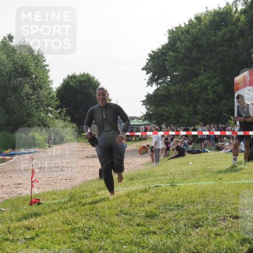 15.06.2025 - 27. Vierlanden-Triathlon KatJ http://msf.ph/oto/7989643 15.06.2025 09:09:01 Schwimmen 199, 204 meine-sportfotos.de