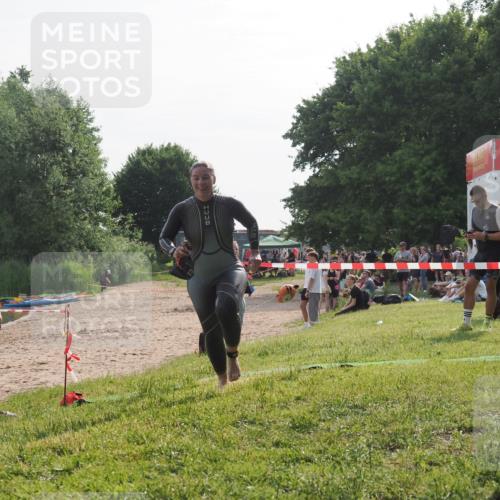15.06.2025 - 27. Vierlanden-Triathlon KatJ http://msf.ph/oto/7989651 15.06.2025 09:09:01 Schwimmen 199, 204 meine-sportfotos.de