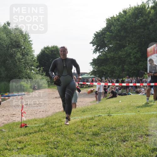 15.06.2025 - 27. Vierlanden-Triathlon KatJ http://msf.ph/oto/7989662 15.06.2025 09:09:01 Schwimmen 199, 204 meine-sportfotos.de
