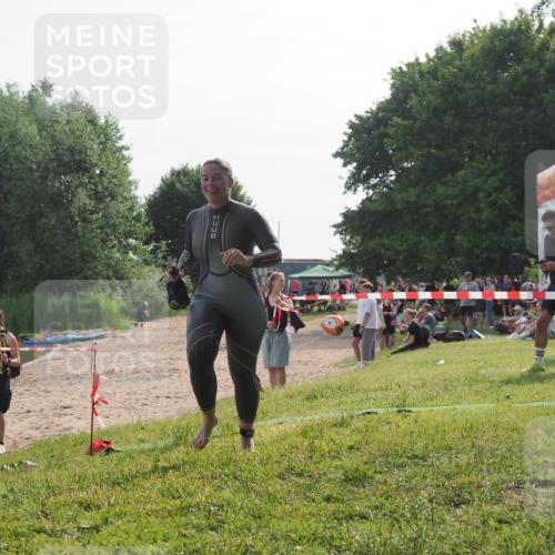 15.06.2025 - 27. Vierlanden-Triathlon KatJ http://msf.ph/oto/7989685 15.06.2025 09:09:01 Schwimmen 199, 204 meine-sportfotos.de