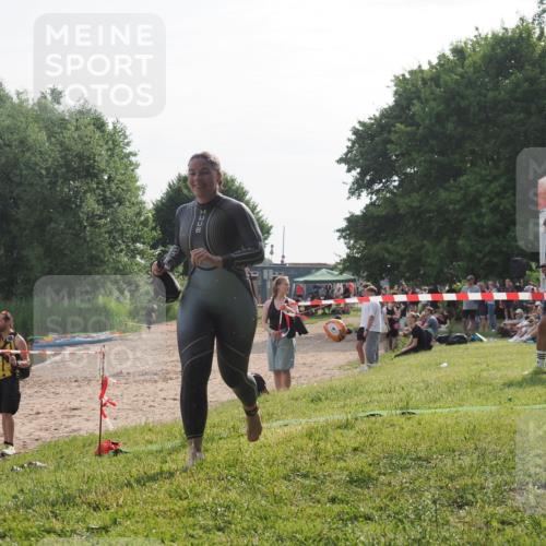 15.06.2025 - 27. Vierlanden-Triathlon KatJ http://msf.ph/oto/7989694 15.06.2025 09:09:01 Schwimmen 199, 204 meine-sportfotos.de