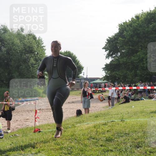 15.06.2025 - 27. Vierlanden-Triathlon KatJ http://msf.ph/oto/7989716 15.06.2025 09:09:02 Schwimmen 199, 204 meine-sportfotos.de