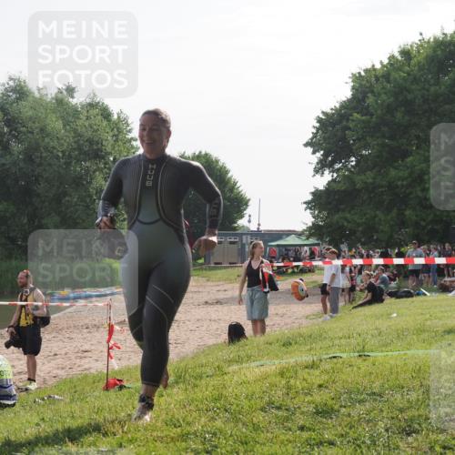 15.06.2025 - 27. Vierlanden-Triathlon KatJ http://msf.ph/oto/7989726 15.06.2025 09:09:02 Schwimmen 199, 204 meine-sportfotos.de