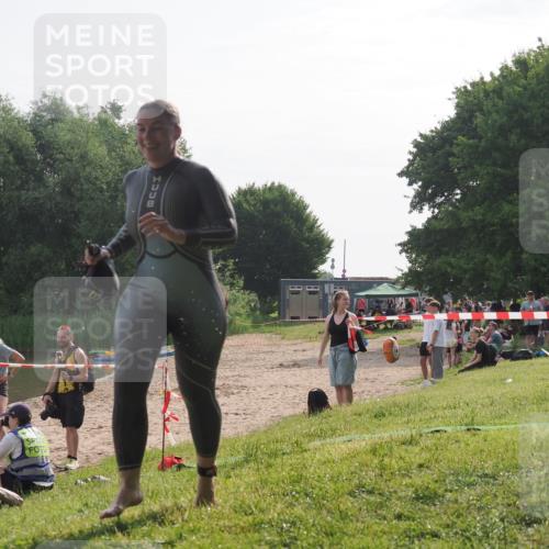 15.06.2025 - 27. Vierlanden-Triathlon KatJ http://msf.ph/oto/7989751 15.06.2025 09:09:02 Schwimmen 199, 204 meine-sportfotos.de