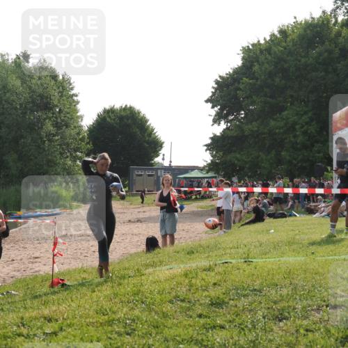 15.06.2025 - 27. Vierlanden-Triathlon KatJ http://msf.ph/oto/7989815 15.06.2025 09:09:06 Schwimmen 199, 204 meine-sportfotos.de
