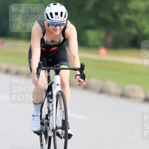 15.06.2025 - 27. Vierlanden-Triathlon H.Heesch http://msf.ph/oto/7989820 15.06.2025 09:43:02 Radfahren 25, 196, 220 meine-sportfotos.de