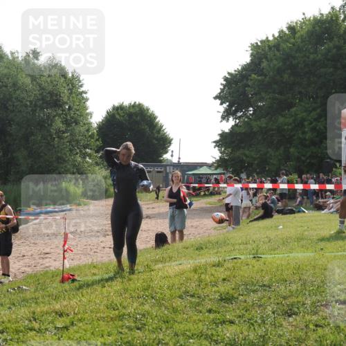 15.06.2025 - 27. Vierlanden-Triathlon KatJ http://msf.ph/oto/7989836 15.06.2025 09:09:07 Schwimmen 199, 204 meine-sportfotos.de