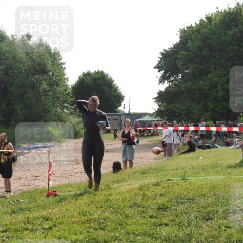 15.06.2025 - 27. Vierlanden-Triathlon KatJ http://msf.ph/oto/7989843 15.06.2025 09:09:07 Schwimmen 199, 204 meine-sportfotos.de