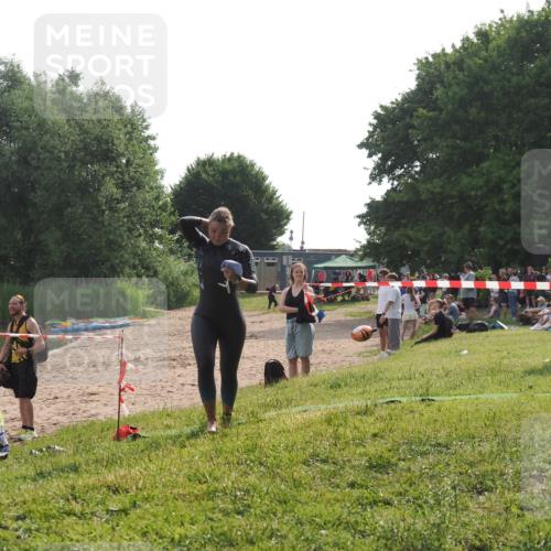 15.06.2025 - 27. Vierlanden-Triathlon KatJ http://msf.ph/oto/7989848 15.06.2025 09:09:07 Schwimmen 199, 204 meine-sportfotos.de