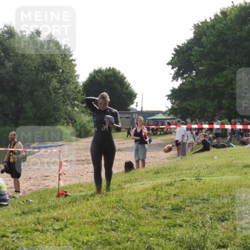 15.06.2025 - 27. Vierlanden-Triathlon KatJ http://msf.ph/oto/7989854 15.06.2025 09:09:07 Schwimmen 199, 204 meine-sportfotos.de