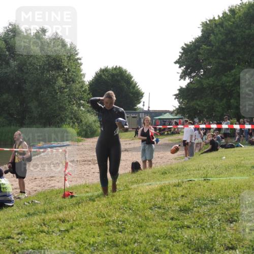 15.06.2025 - 27. Vierlanden-Triathlon KatJ http://msf.ph/oto/7989862 15.06.2025 09:09:07 Schwimmen 199, 204 meine-sportfotos.de