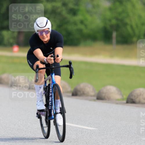 15.06.2025 - 27. Vierlanden-Triathlon H.Heesch http://msf.ph/oto/7989864 15.06.2025 09:43:24 Radfahren 221 meine-sportfotos.de