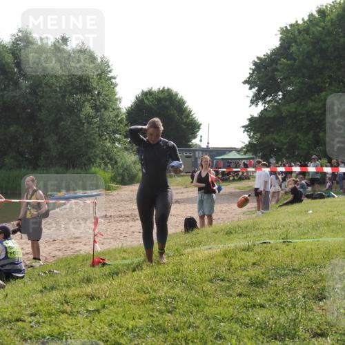 15.06.2025 - 27. Vierlanden-Triathlon KatJ http://msf.ph/oto/7989870 15.06.2025 09:09:07 Schwimmen 199, 204 meine-sportfotos.de