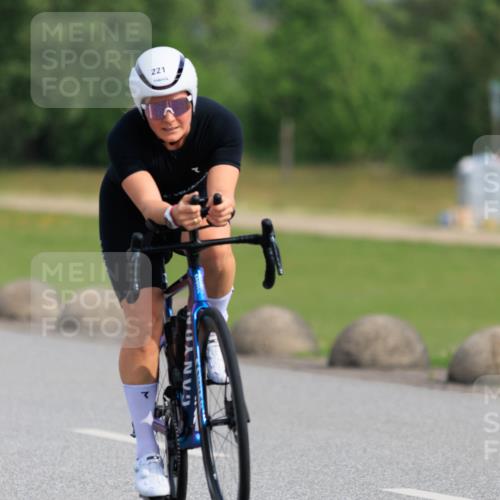 15.06.2025 - 27. Vierlanden-Triathlon H.Heesch http://msf.ph/oto/7989876 15.06.2025 09:43:25 Radfahren 221 meine-sportfotos.de