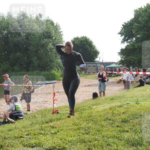 15.06.2025 - 27. Vierlanden-Triathlon KatJ http://msf.ph/oto/7989893 15.06.2025 09:09:08 Schwimmen 199, 204 meine-sportfotos.de