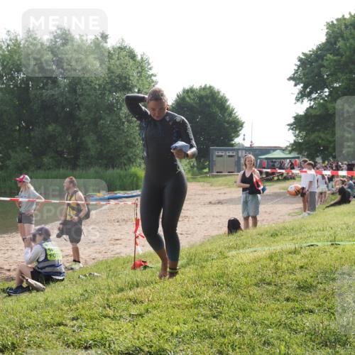 15.06.2025 - 27. Vierlanden-Triathlon KatJ http://msf.ph/oto/7989916 15.06.2025 09:09:09 Schwimmen 199, 204 meine-sportfotos.de