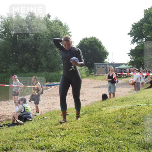 15.06.2025 - 27. Vierlanden-Triathlon KatJ http://msf.ph/oto/7989923 15.06.2025 09:09:09 Schwimmen 199, 204 meine-sportfotos.de