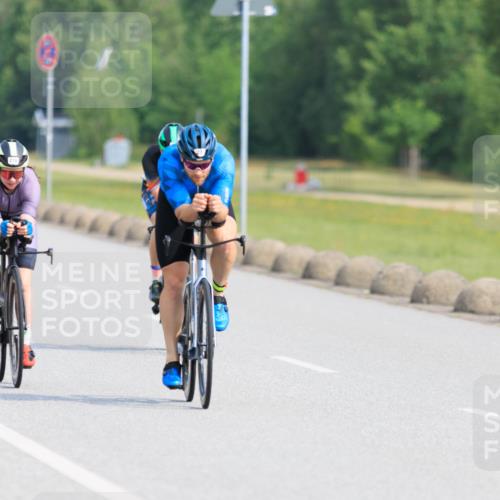 15.06.2025 - 27. Vierlanden-Triathlon H.Heesch http://msf.ph/oto/7989928 15.06.2025 09:44:06 Radfahren 27, 39, 54, 216, 241 meine-sportfotos.de