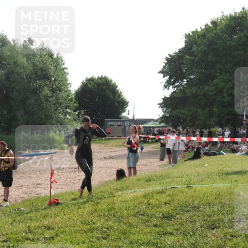 15.06.2025 - 27. Vierlanden-Triathlon KatJ http://msf.ph/oto/7989957 15.06.2025 09:09:23 Schwimmen 224 meine-sportfotos.de