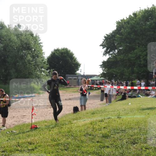 15.06.2025 - 27. Vierlanden-Triathlon KatJ http://msf.ph/oto/7989971 15.06.2025 09:09:23 Schwimmen 224 meine-sportfotos.de