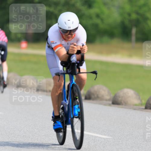 15.06.2025 - 27. Vierlanden-Triathlon H.Heesch http://msf.ph/oto/7989975 15.06.2025 09:44:10 Radfahren 27, 39, 41, 54, 113, 168, 216 meine-sportfotos.de
