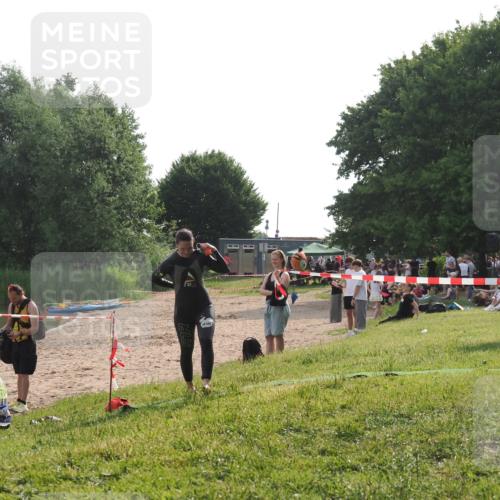 15.06.2025 - 27. Vierlanden-Triathlon KatJ http://msf.ph/oto/7989986 15.06.2025 09:09:23 Schwimmen 224 meine-sportfotos.de
