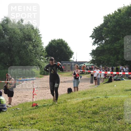 15.06.2025 - 27. Vierlanden-Triathlon KatJ http://msf.ph/oto/7990005 15.06.2025 09:09:24 Schwimmen 224 meine-sportfotos.de
