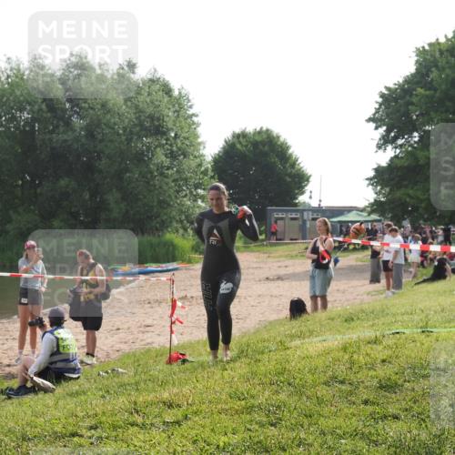 15.06.2025 - 27. Vierlanden-Triathlon KatJ http://msf.ph/oto/7990011 15.06.2025 09:09:24 Schwimmen 224 meine-sportfotos.de